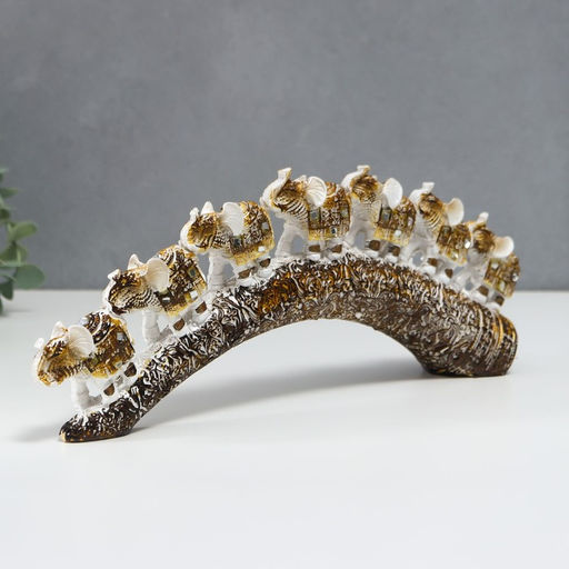 Фигурка полистоун «Семь белых слонов с попоной из арабского ковра на роге», 11.5×31×5 см