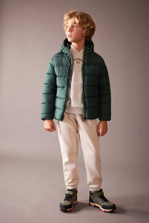 Базовая куртка-пуховик с водоотталкивающим капюшоном для мальчиков - Defacto фото 2