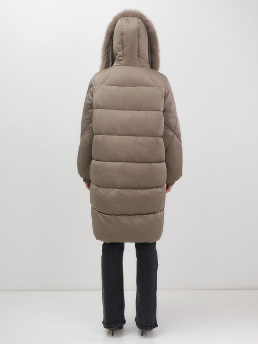 Пальто зимнее утепленное с мехом и капюшоном тренд коричневого цвета 7629K - Visdeer фото 6
