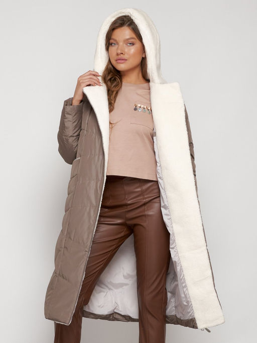 Пальто утепленное с капюшоном зимнее женское коричневого цвета 132255K - Visdeer фото 27