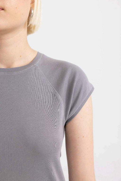 Базовая футболка в рубчик с короткими рукавами приталенного кроя с круглым вырезом - Defacto фото 3