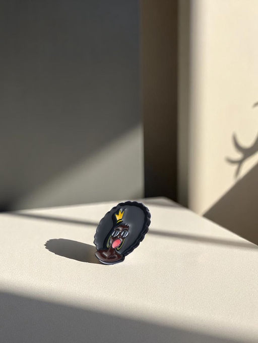 Цена за 5 шт. Значок «Девушка» уличный стиль, цвет коричнево-чёрный в чёрном металле