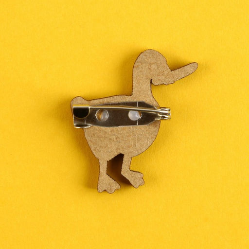 Цена за 2 шт. Значок деревянный Утка с ножом, 2.6?3.1 см