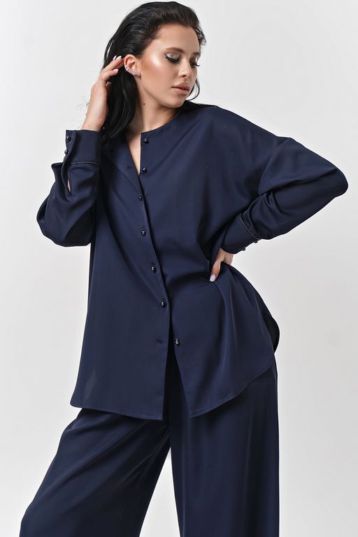 Костюм нарядный из струящейся атласной ткани темно-синий