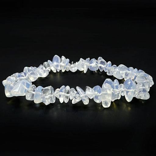 Браслет из камня Лунный камень привлекает энергии удачи и счастья