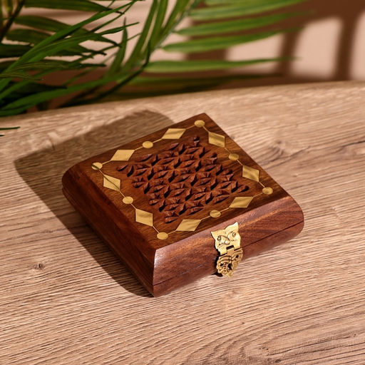 Шкатулка резная, 10×10×4 см, дерево шишам