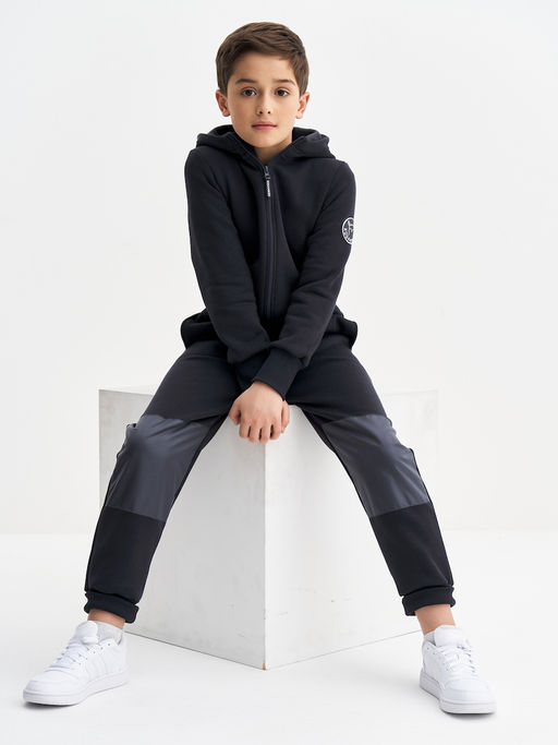 Черный комбинезон с наколенниками для мальчика