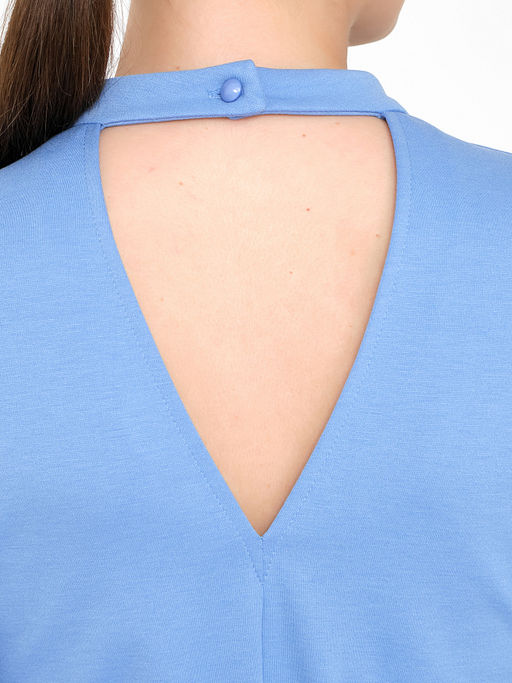 Платье с вырезом по спинке