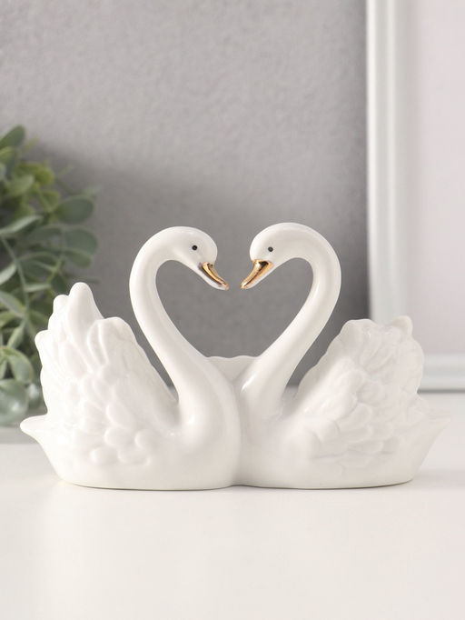 Фигурка керамика «Белые лебеди с маленьким сердечком», с золотом, 4×15×9 см