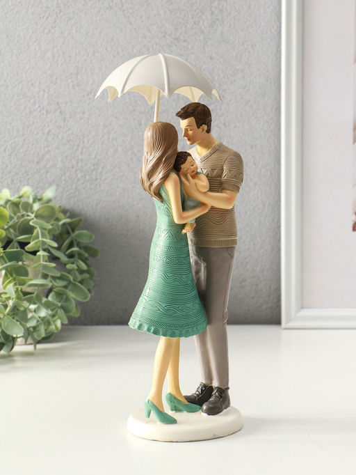 Сувенир полистоун "Папа, мама и малыш в вязанных нарядах, под зонтом" 8,5х9,5х25,5 см