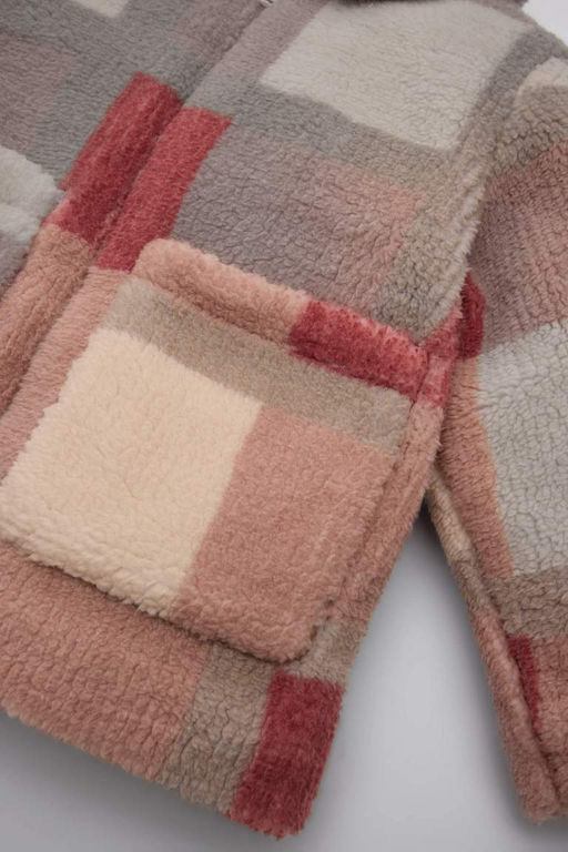 Плюшевый кардиган Welsoft с квадратным узором и воротником-рубашкой для маленьких девочек - Defacto фото 3