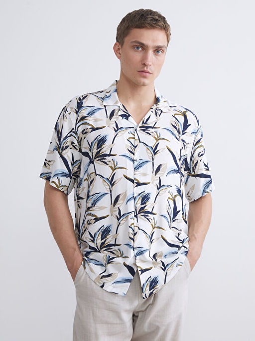 Regular Fit Resort Yaka K?sa Kollu Desenli Viskon Erkek G?mlek