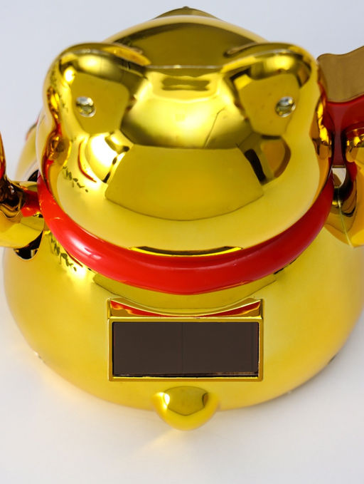 Маятник настольный антистресс от солнечной батареи «Золотой кот Манэки-нэко с домиком», 11.2×14.3×15.3 см