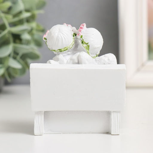 Фигурка «2 ангелочка в розовом веночке на скамейке», 8×7×5 см, МИКС