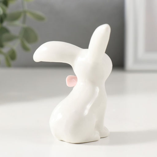 Фигурка керамика «Крольчонок с розовым цветочком», 6.8×4.8×7.9 см