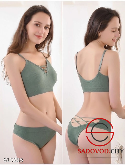 Комплект белья с женским топом и трусами