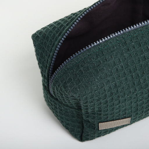 Косметичка женская на молнии TEXTURA, объёмная, средняя, мягкая, вафельная текстура, зелёная  фото 9