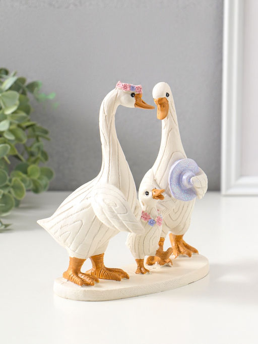 Сувенир полистоун "Семейство лапчатых гусей, с цветочными венками" 16,5 см
