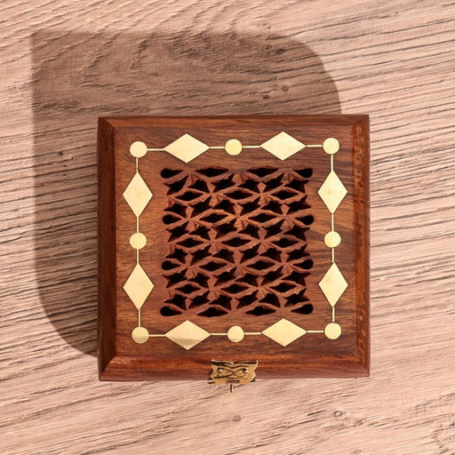 Шкатулка резная, 10×10×4 см, дерево шишам