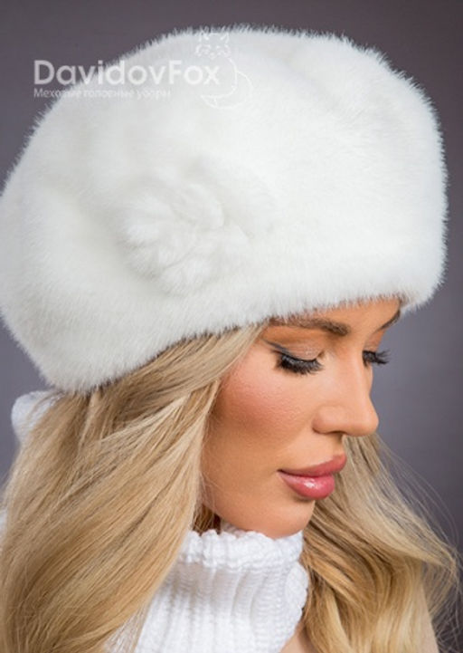 Шапка Берет экомех с украшением белый