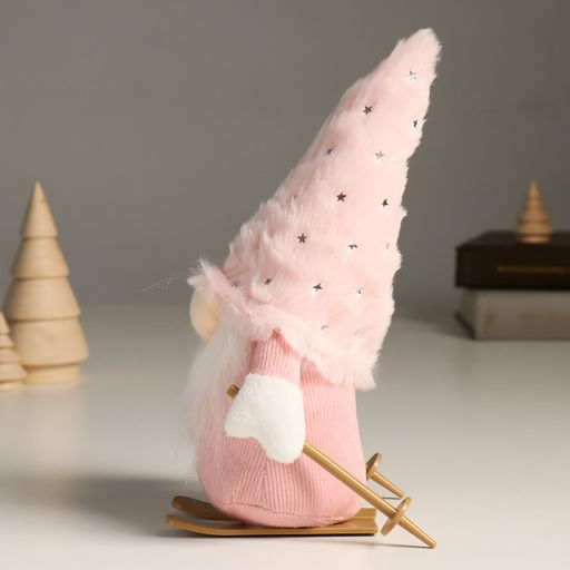 Кукла интерьерная текстильная Гном в розовом с лыжными палками на лыжах, 24 см