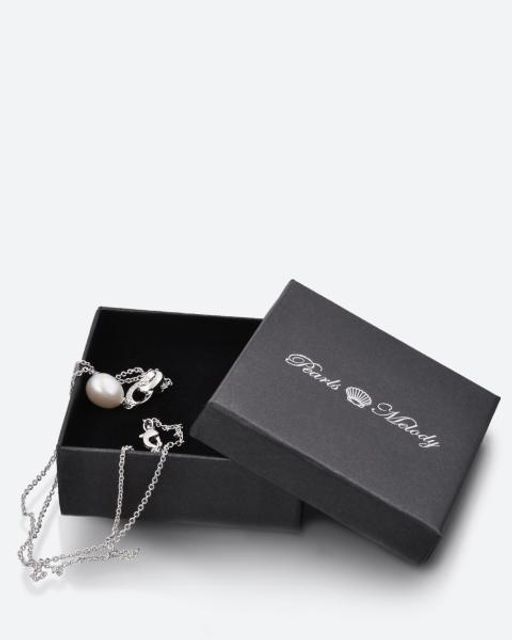 Pearls Melody Кулон с овальной белой жемчужиной декорированный цирконами