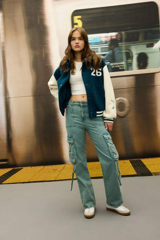 Плюшевая куртка-бомбер с карманами и карманами на кнопках с вышивкой поло большого размера - Defacto фото 2