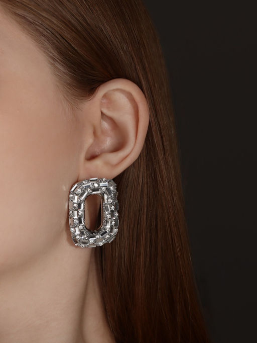 Серьги со стразами QF Блеск мягкий прямоугольник, белые в серебре