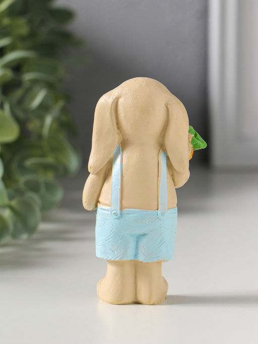 Фигурка полистоун Зайчик в голубых шортиках на лямках, с морковкой, 5?3?9.5 см