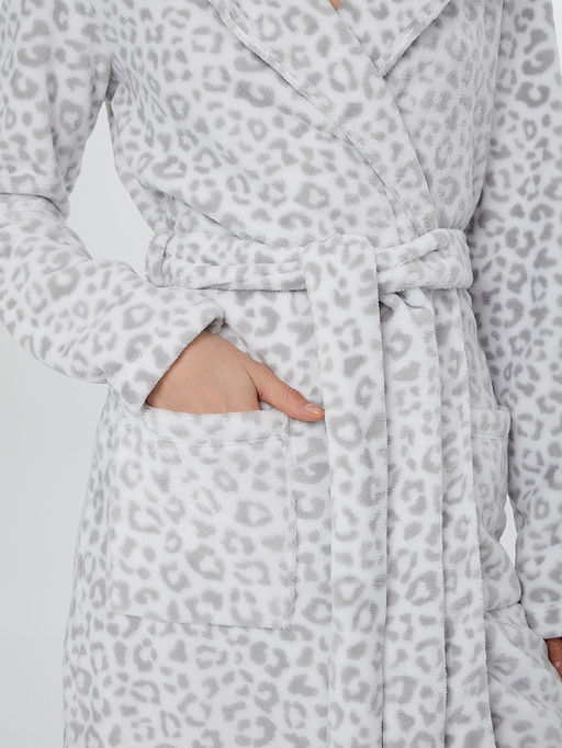 Халат женский флисовый белый с леопардовым принтом - Mark formelle фото 3