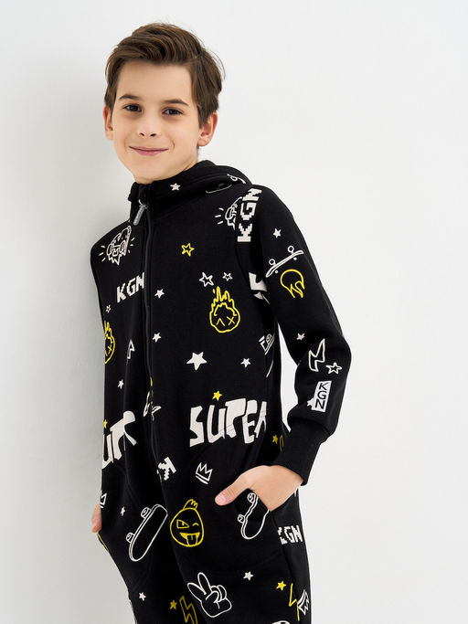 Черный комбинезон для мальчика с принтом