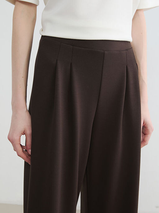 Standart Fit Kad?n Pileli Kuma? Pantolon