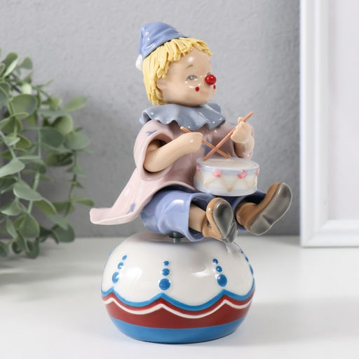 Сувенир музыкальный механический «Клоун с барабаном, сидит на чашке», керамика, 9.5×12.5×19.5 см