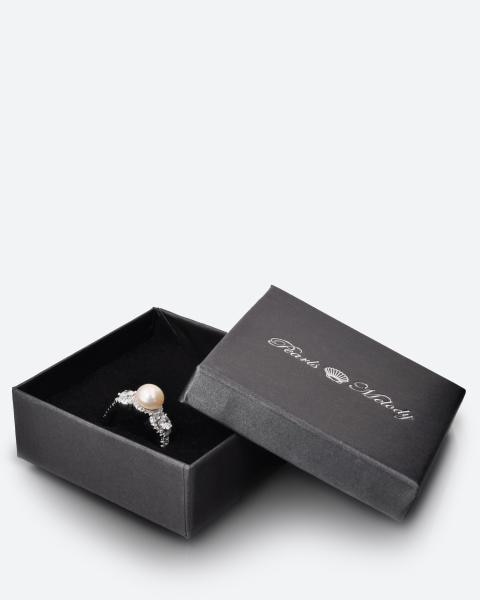 Pearls Melody Кольцо с крупной белой жемчужиной в оправе из цирконов, 18