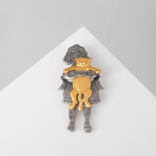 Брошь Девочка с котиком, цвет серо-золотой - Queen fair фото 2