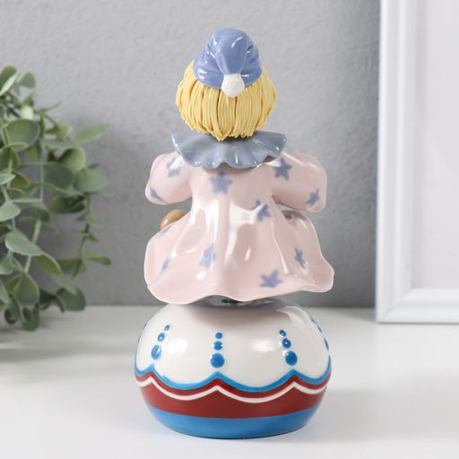Сувенир музыкальный механический «Клоун с барабаном, сидит на чашке», керамика, 9.5×12.5×19.5 см