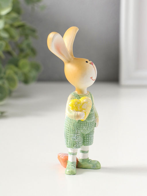 Фигурка полистоун Зайчик в зеленый комбинезоне, с жёлтым сердцем, 13 см