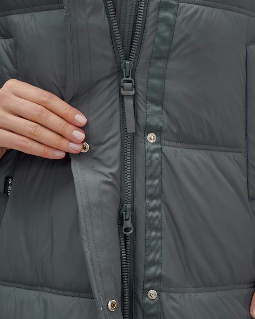 Пальто зимнее утепленное с капюшоном женское темно-серого цвета 7618TC - Visdeer фото 13