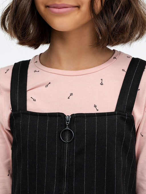 Черный сарафан на широких бретелях в темно-серую полоску для девочек - Mark formelle фото 3