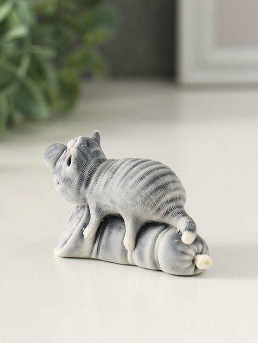 Сувенир "Кот лежит на колбасе" 4,2 см