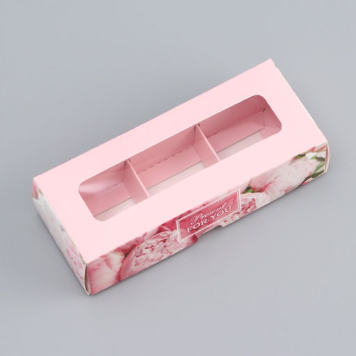 Коробка с обечайкой для 3 конфет, с окном «Праздничный букет», 13×5×3.3 см
