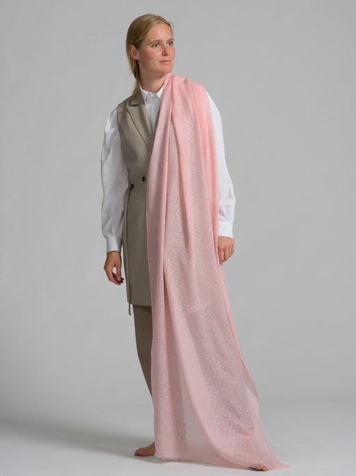 Большой, красивый палантин из ткани с тиснением в виде рисунка кожи рептилии - Tantino фото 3