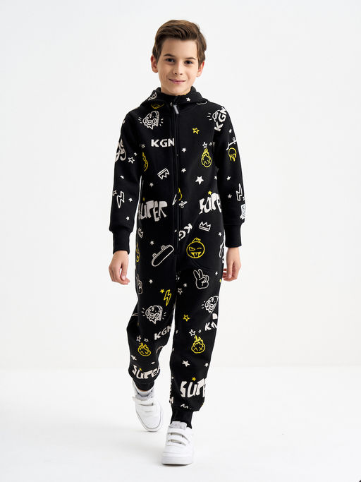 Черный комбинезон для мальчика с принтом