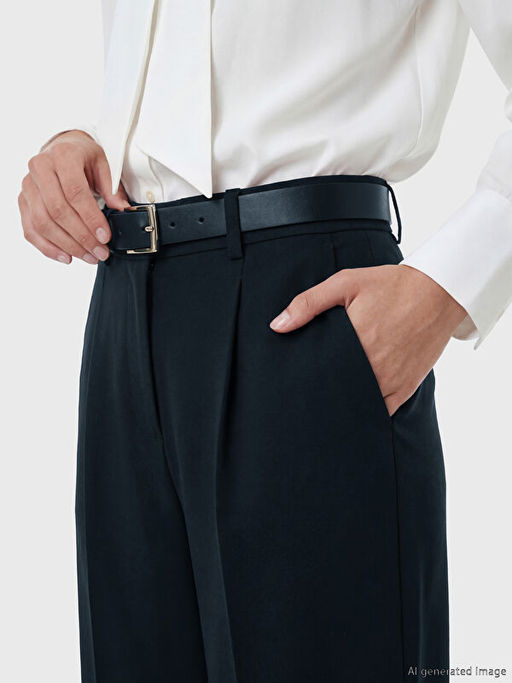 Beli Kemerli Kad?n Pileli Kuma? Pantolon