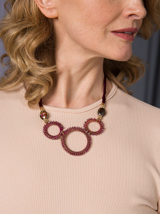 Ожерелье с подвеской в виде трех золотистых кругов - Модные истории фото 5
