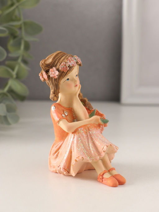 Фигурка полистоун Девочка с пышной косой, с букетиком, персиковый, 7?4.5?8.5 см