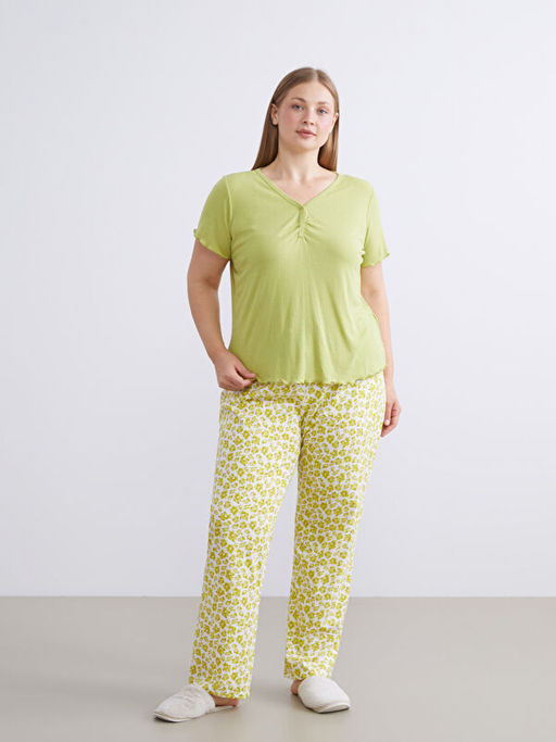 B?y?k Beden V Yaka ?i?ekli Kad?n Pijama Tak?m?