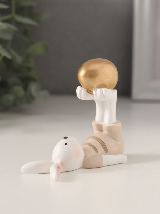 Фигурка Белый зайчик в бежевом наряде, с золотым яичком, полистоун, 8?4.5?7 см