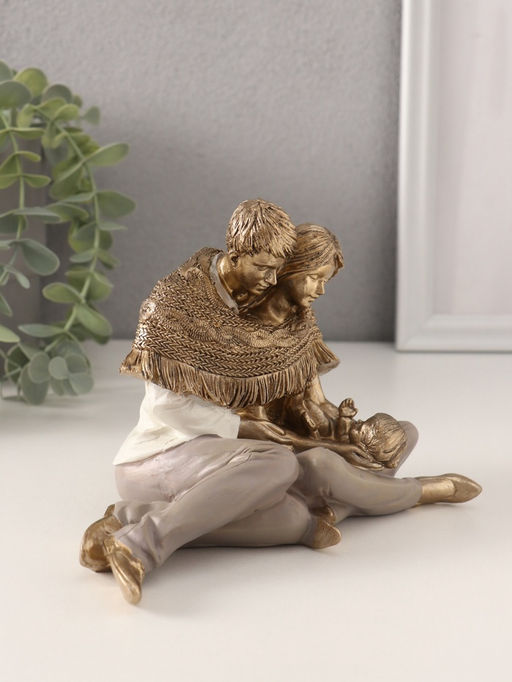 Фигурка полистоун «Молодые родители с малышом, в пледе», 15.5×10.5×11.5 см