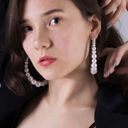 Серьги-кольца Нежность жемчуга кольца крупные, цвет белый в золоте, d=8 см - Queen fair фото 4